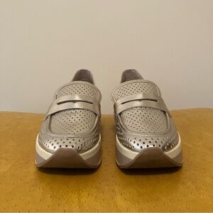 Dolce Vita Janine Slip-On Platform Loafer Sneaker Perforated Softwaves Gold 9.5